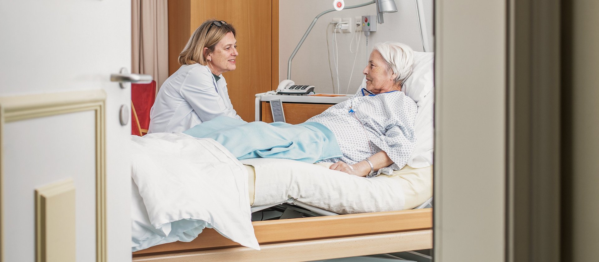 Klinik Susenberg: Gespräch mit Patientin am Krankenbett